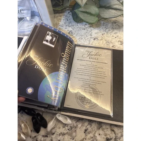 Franklin Mint Jackie Kennedy Doll with Wardrobe Trunk Outfits Accessories Book - Picture 12 of 16